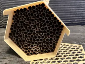 Bienenhotel mit Vogelschutzgitter