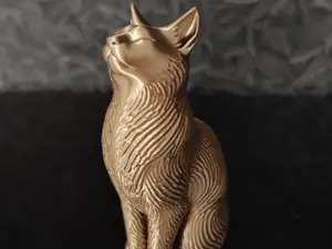 Majestic Sitting Cat – Fast, Support-Free