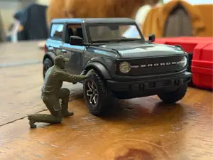 1:24 kneeling mechanic figure