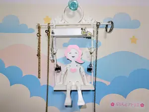 フレキシ女の子とブランコのアクセサリースタンド。人形の世界が広がるジオラマ。撮影やお話ごっこに最適!