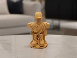 Soldaten Memorial "Valor" mit Helm und Stiefeln
