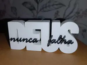 Letreiro "Deus nunca falha"