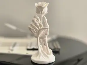 Skelett Hand mit Rose Symbol der Vergänglichkeit 