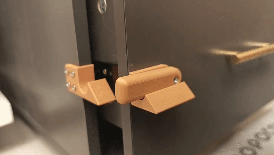 Pin/door bolt