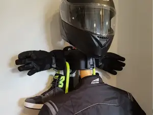 Halter für Motorradkleidung mit aktiver Belüftung