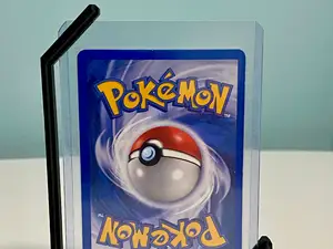 Stand sospeso per Toploader carte pokemon