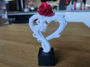 Lady Rose Heart – Die Skulptur der Eleganz
