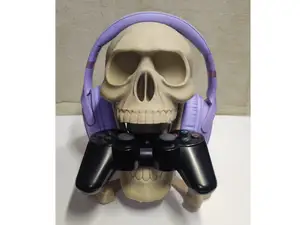 Skull, headphone stand and gamepad
