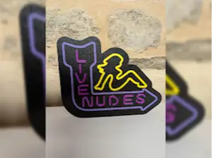 Lightbox "Live Nudes" – L'esprit néon vintage