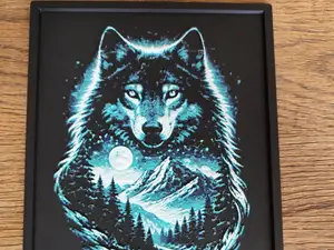 Wolf Nacht Szene mit Bergen Hueforge mit Rahmen
