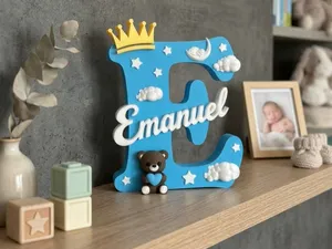 Placa Emanuel com letra E decorada