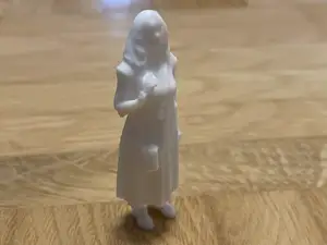 Kleine Frau mit Tasche
