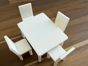 Tisch und Stühle