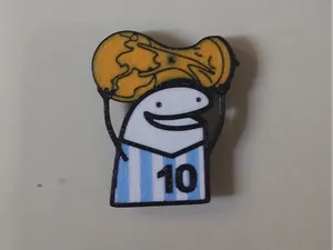 Llavero flork levantando la copa del mundo