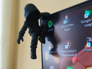 Figura colgante para monitor – Shadow Edge