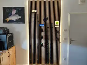 Carp Rod Display für Akustikpaneel