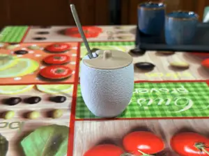 Compact sugar bowl