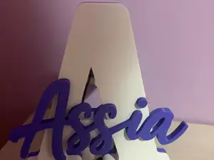 Lampada a forma di lettera A con nome Assia