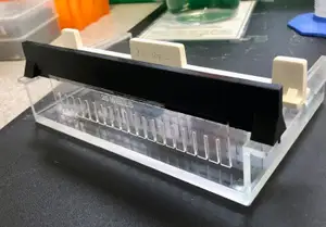 Gel electrophoresis comb holder for acrylic comb