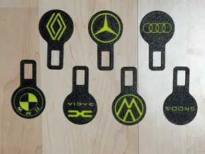 Gurtstecker mit Logo (Audi, BMW, Dacia, Mercedes, Renault, Skoda, VW) / seat belt dummy plug