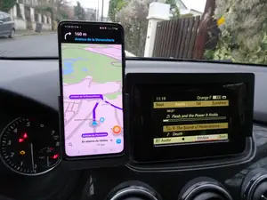 Mercedes Class B W246 on screen phone holder (Galaxy S21 Ultra)