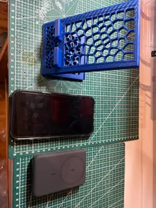 Iphone 16 Plus (voronoi) holder with Anker Zolo powerbank.