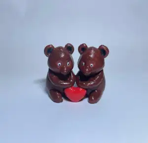 Teddy bears with a heart, ideal for giving as a gift