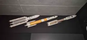 Wall mounts / axmpaperspacescalemodels / Ariane V, Atlas V, Delta IV / Double sided tape