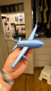 Flugzeug mit 2 Triebwerken / Airplane with 2 Engines