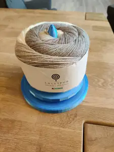 Yarn holder with turning plate