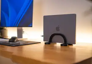 Apple MacBook Pro stand 13"/14"/16” desktop („tangled stand”)