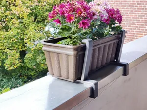 Storm-proven flower box balcony holder