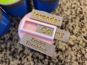 Loose leaf tea containers with interchangeable labels
