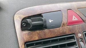 Držák nabíječky místo tlačítka - Peugeot 307
