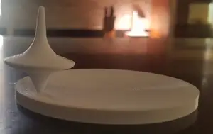 Concave plate for spinning top