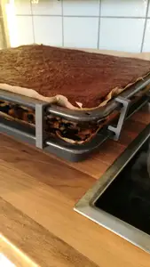 Baking tray stacker