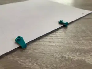 loose-leaf binder / paper clip