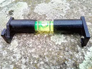 hanging spirit level holder for string / line / rope