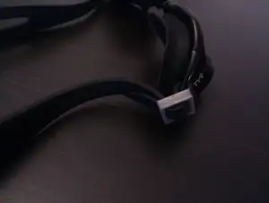 Tightening clip for swimming goggles