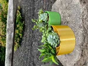 Plant pot with water reservoirs