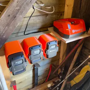 Holder for Husqvarna BLi battery
