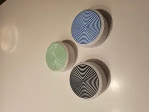 Round box with thread and texture (diamond knurl) / Runde Dose mit Gewinde und Textur (Kreuzrändelung) / no support / stackable / colored