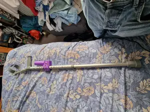 Crutch walking middle handle