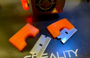 Safe case / holder for mounted razor blades