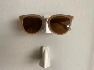 Nose-shaped glasses holder