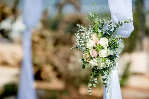 Floral foam cage flower holder