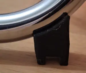 Vibration-dampening feet for a floor fan