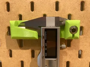 Caliper bracket for Skadis with battery holder