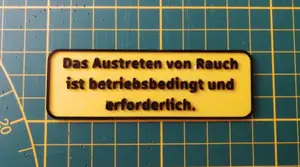 "Das Austreten von Rauch ist betriebsbedingt und erforderlich." Schild / Funny Sign