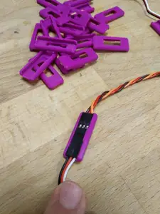 Servo connector clip